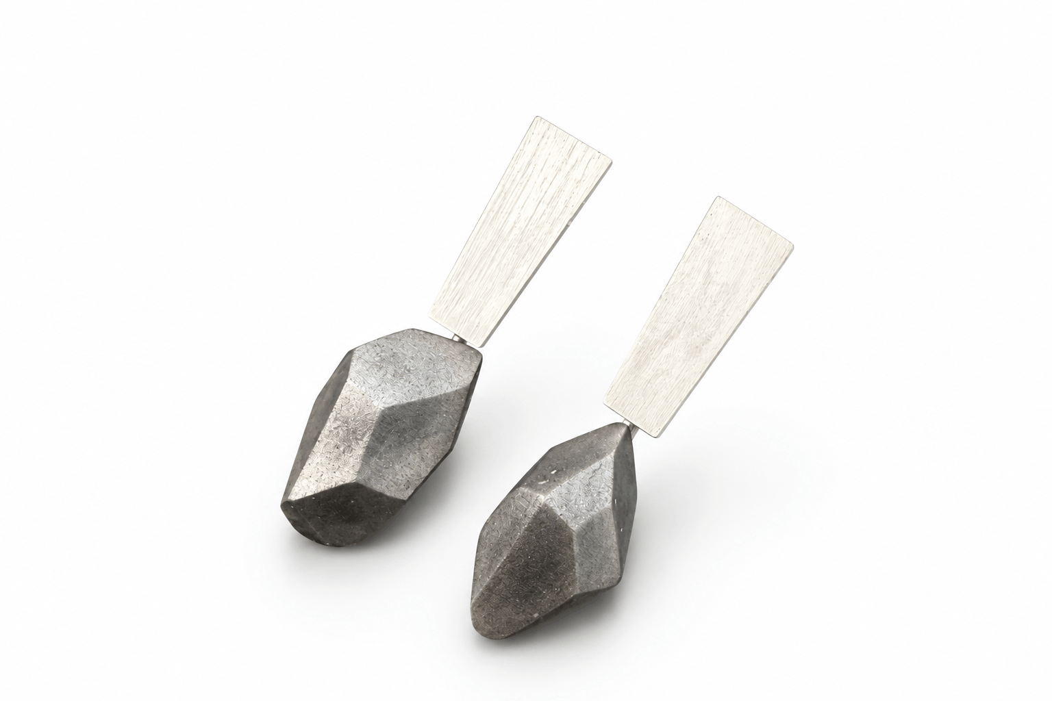 Pendientes Esencia Grafito Largos Pepitas "Serie Plata"