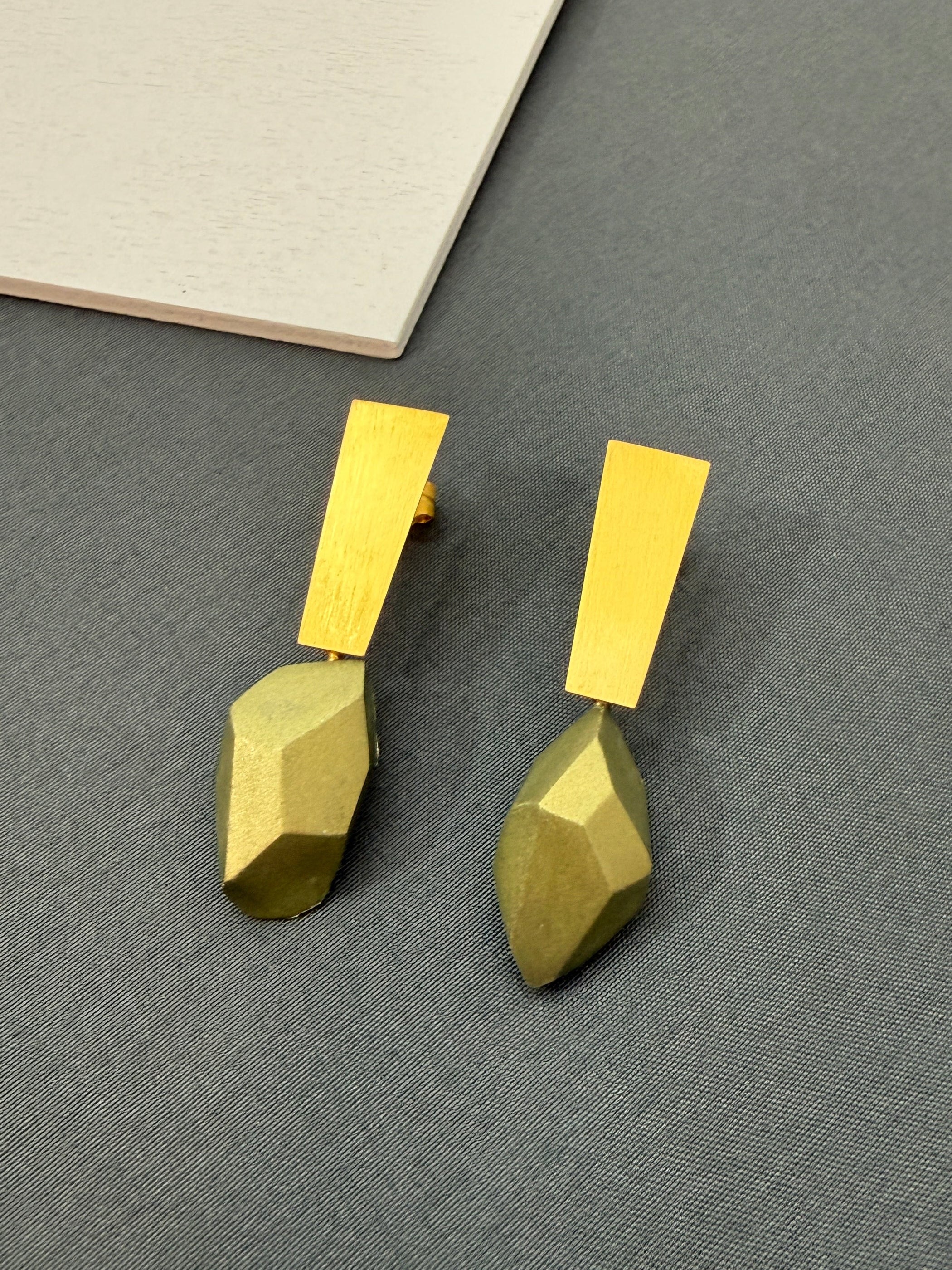 Pendientes Esencia Verde Oliva Dorados Largos