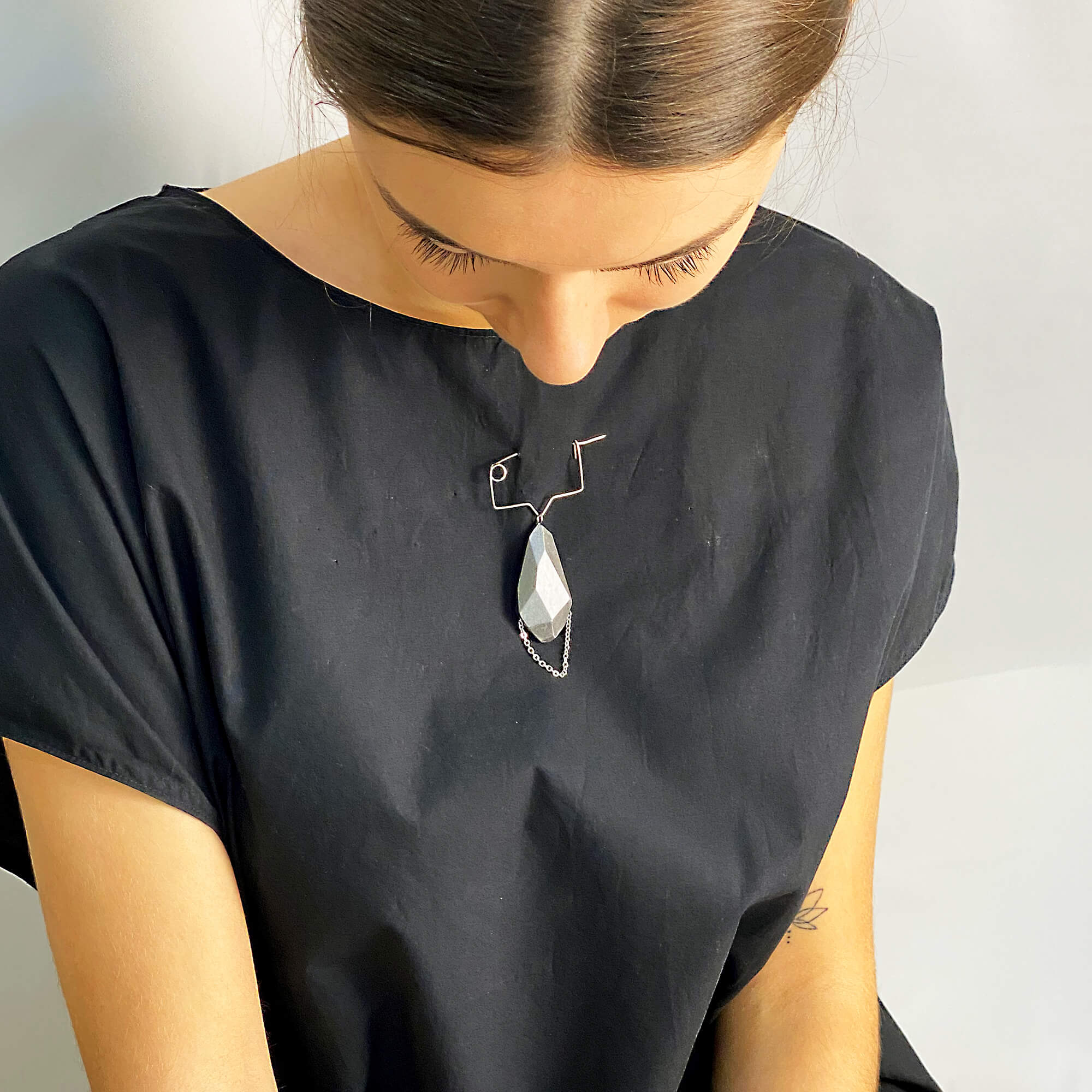 Broche Pepita Cadena Plateada