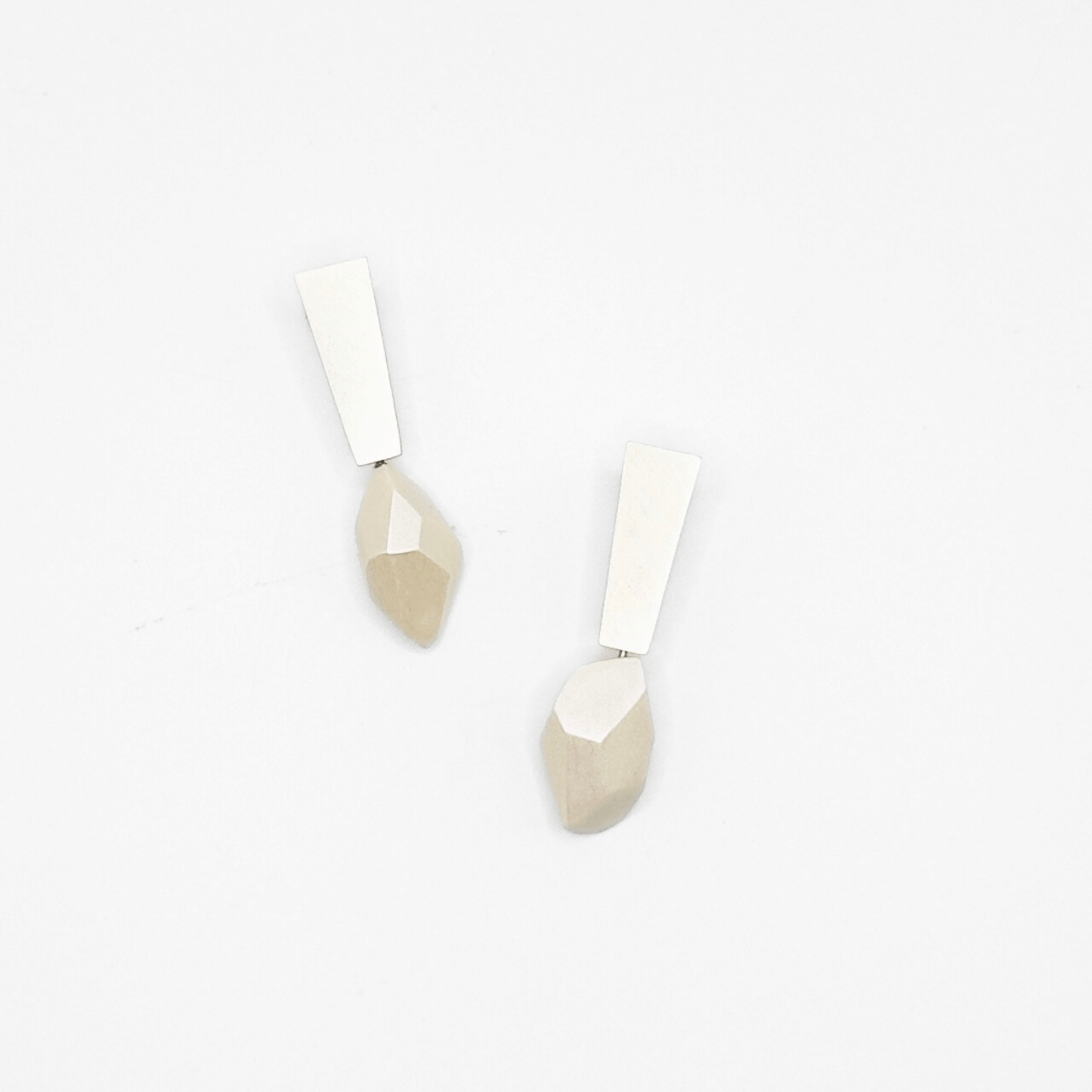 Pendientes Esencia_largos_Blanco_perlado_Serie_plata