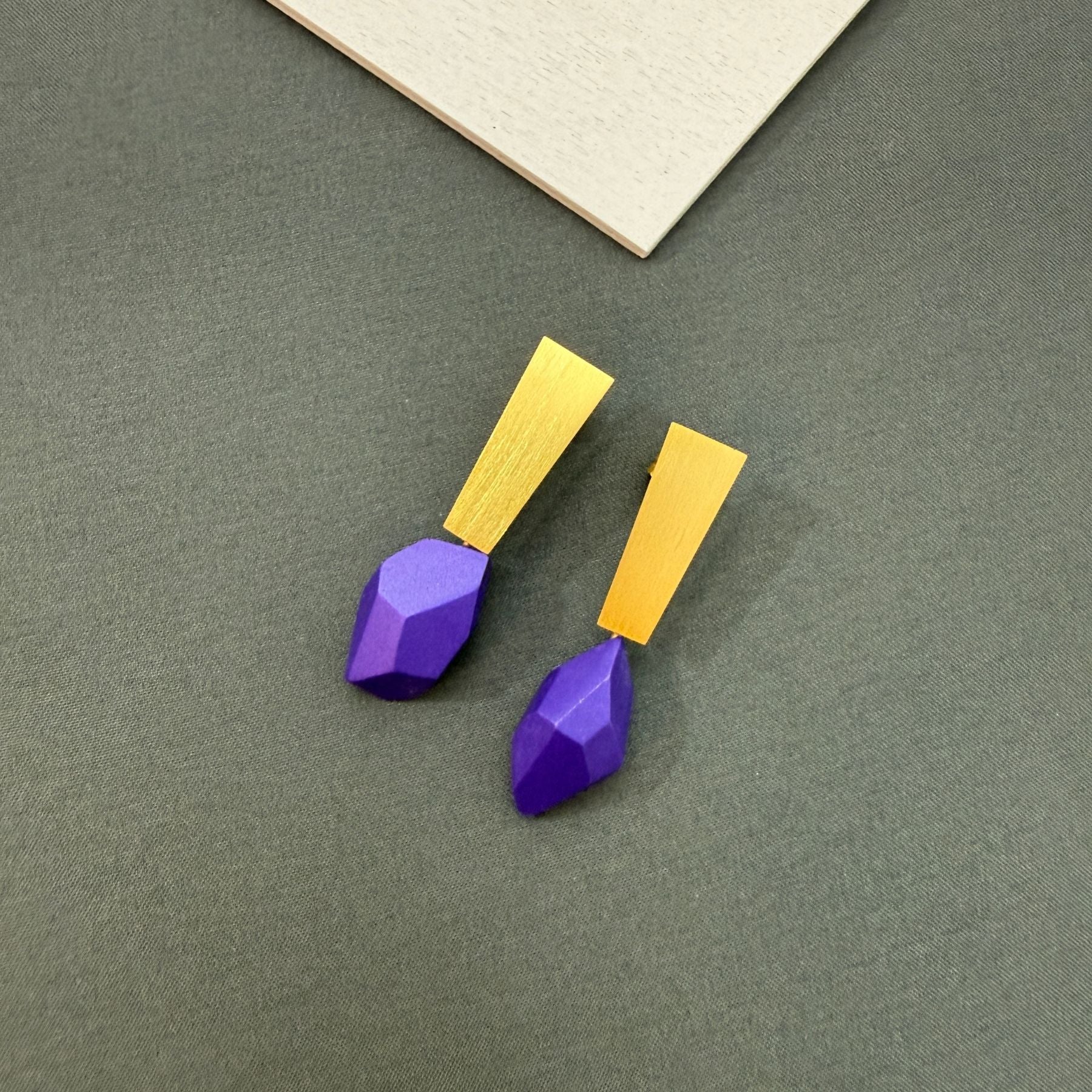 Pendientes Esencia largos Morado dorados