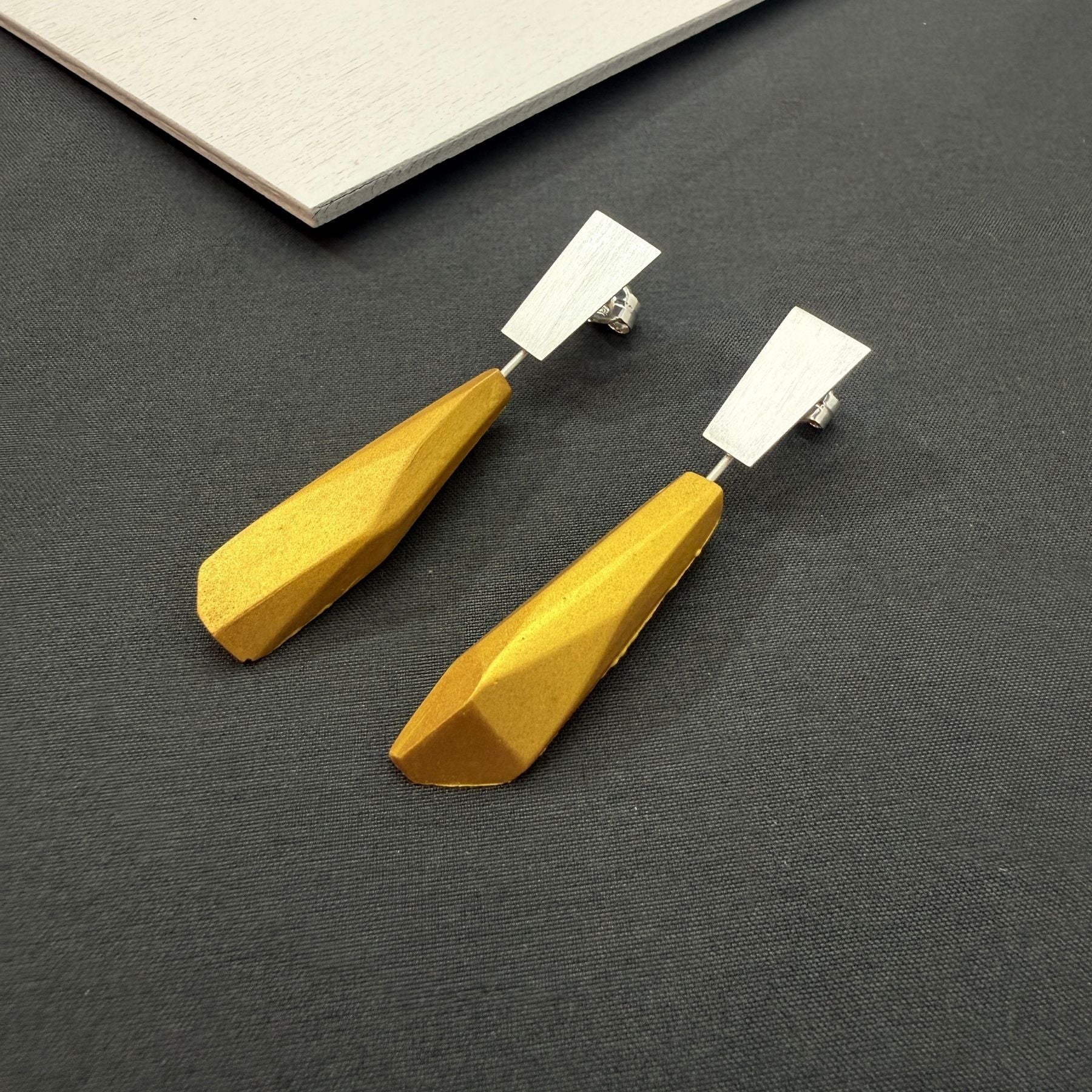 Pendientes Pepita Vértice largos Amarillo dorado “Serie plata”