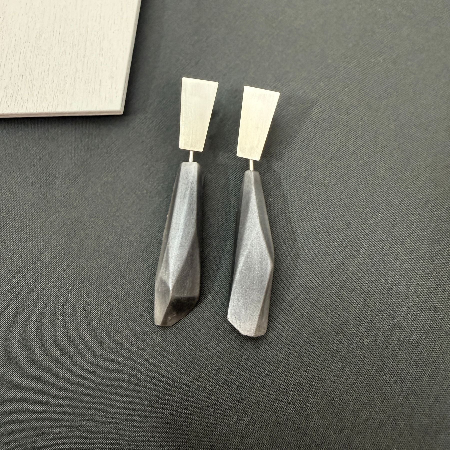 Pendientes Pepita Vértice largos Grafito “Serie plata”
