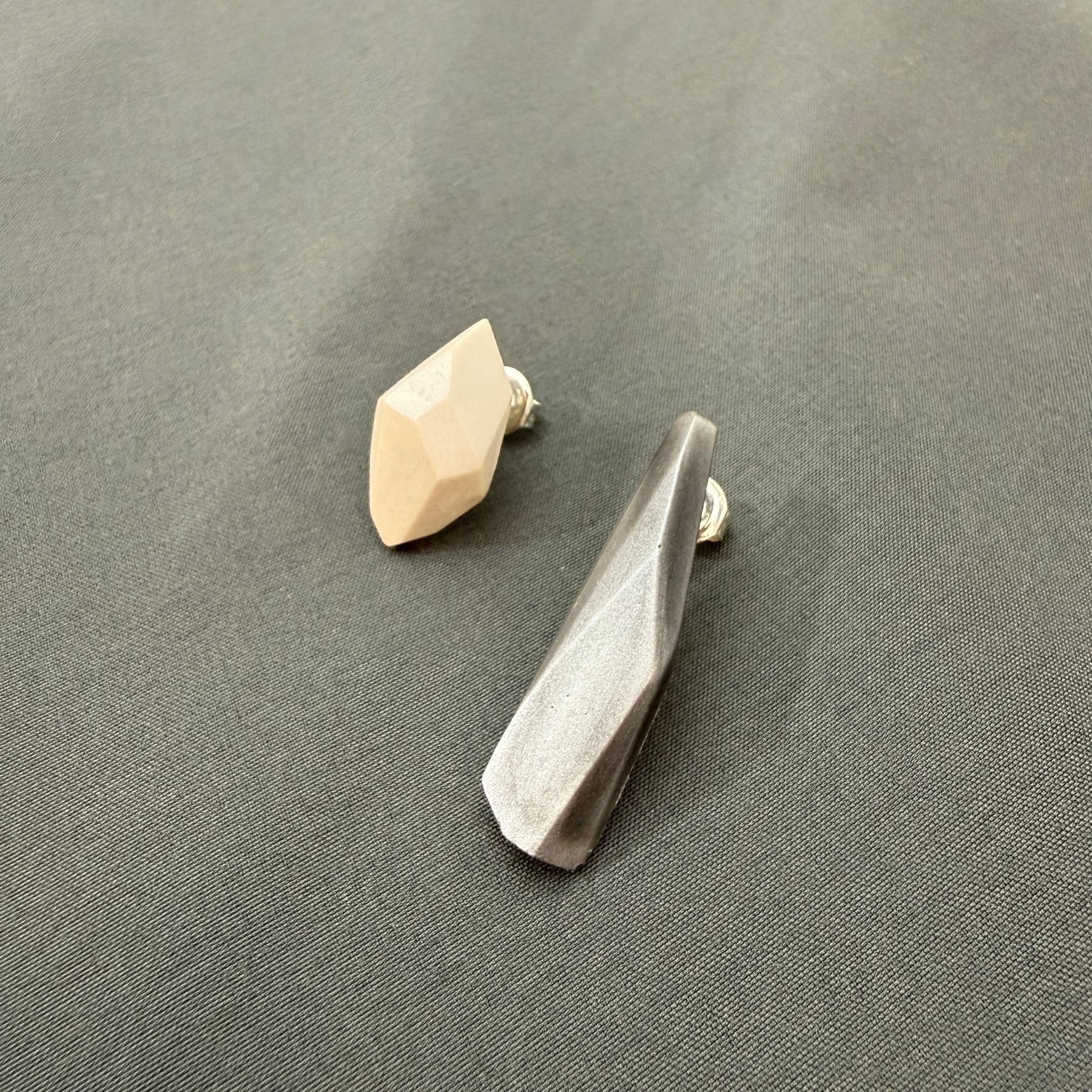 Pendientes Dúo Blanco perlado+ Grafito "Serie Plata"