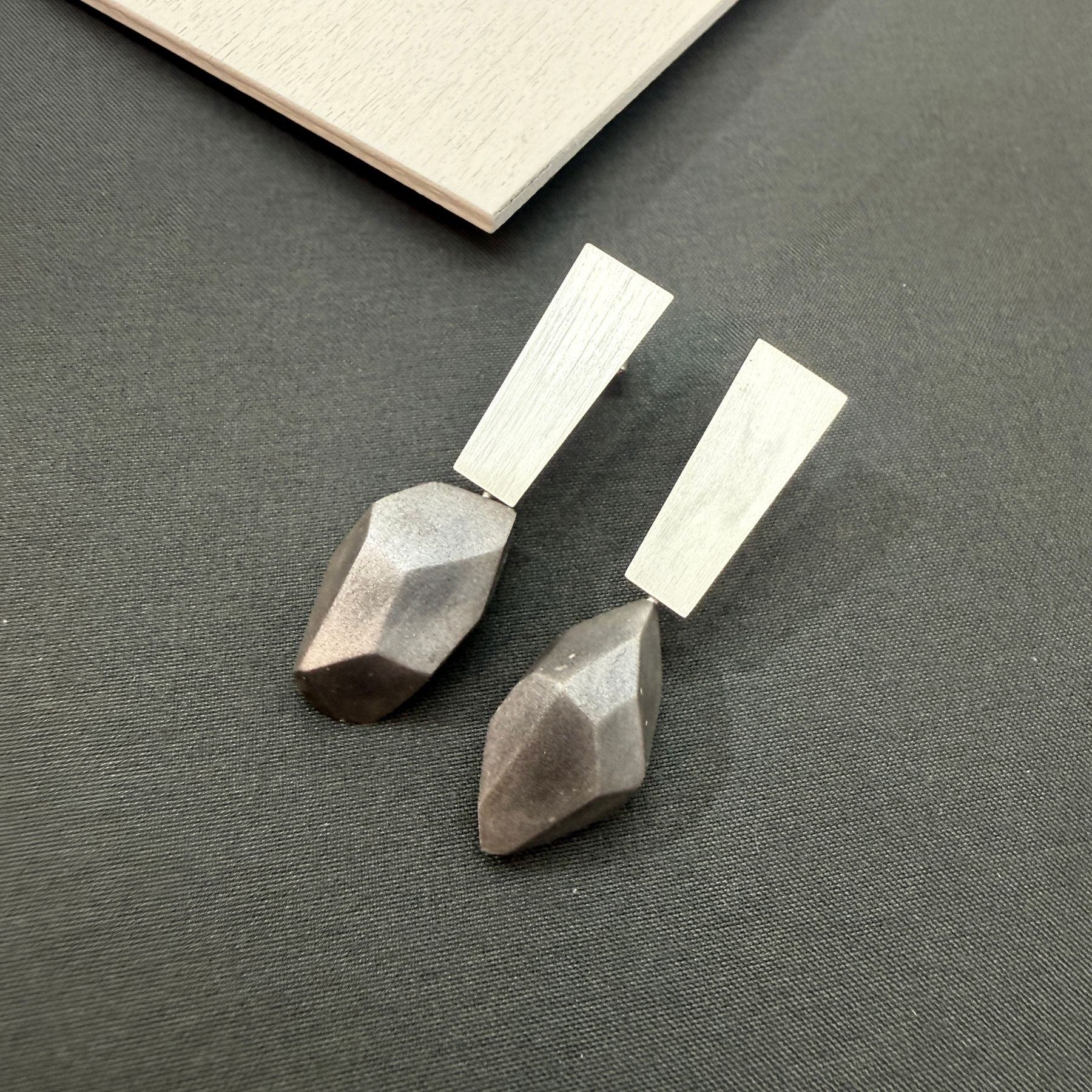 Pendientes Esencia Grafito Largos Pepitas "Serie Plata"