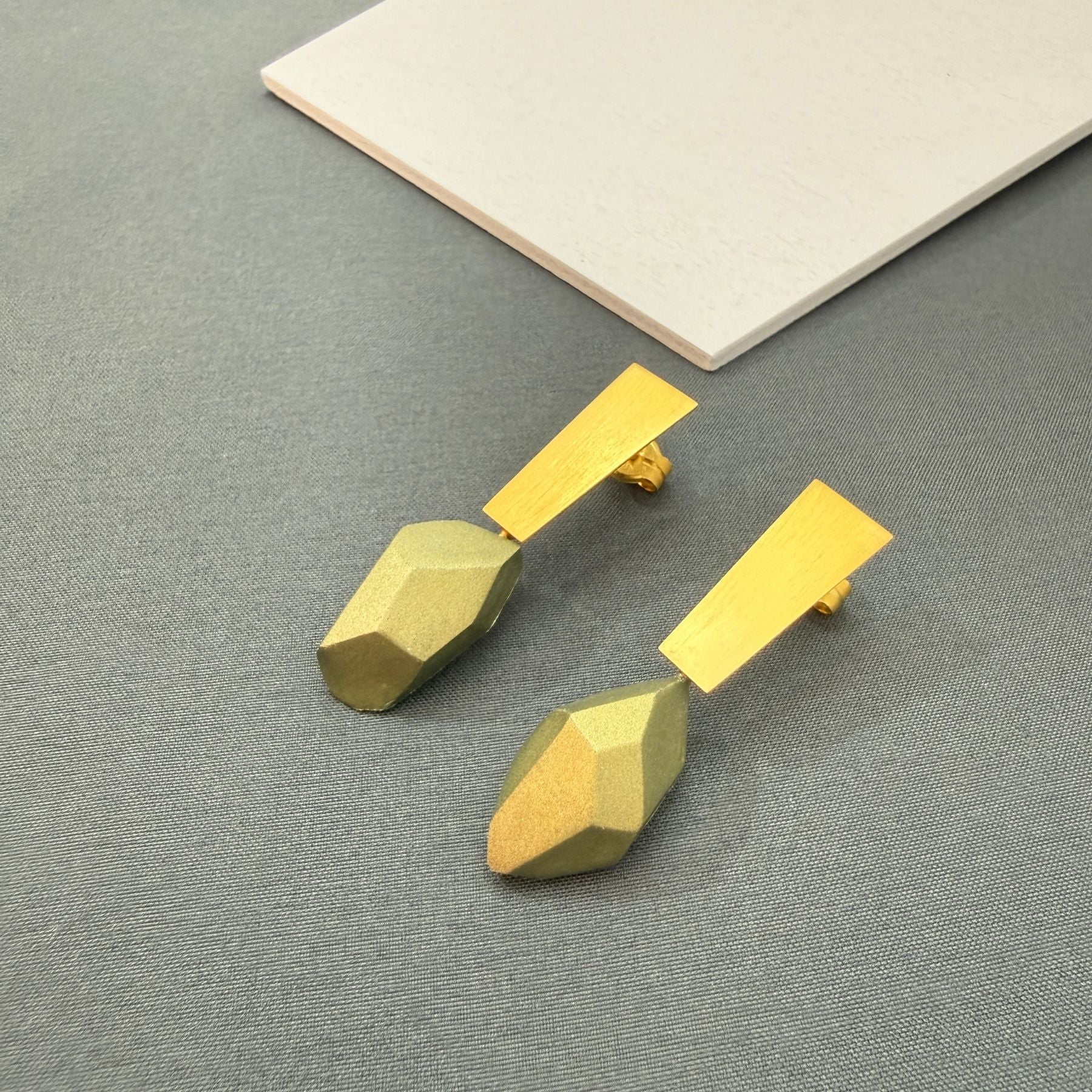 Pendientes Esencia Verde Oliva Dorados Largos