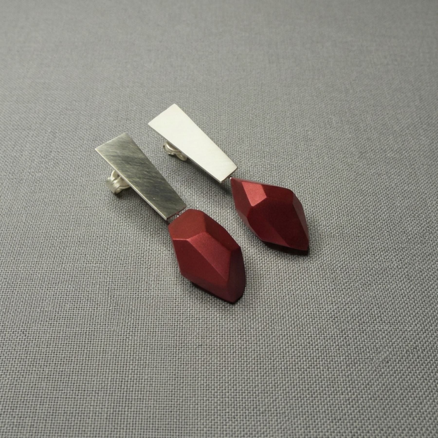 Pendientes Esencia largos Rojo oscuro "Serie Plata"