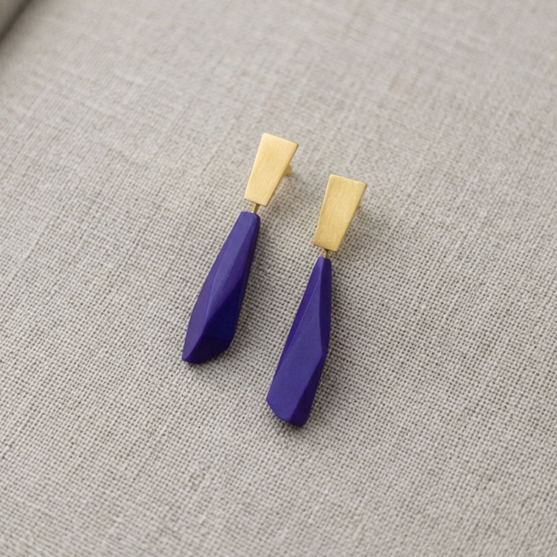 Pendientes Pepita Vértice Morado dorados Largos